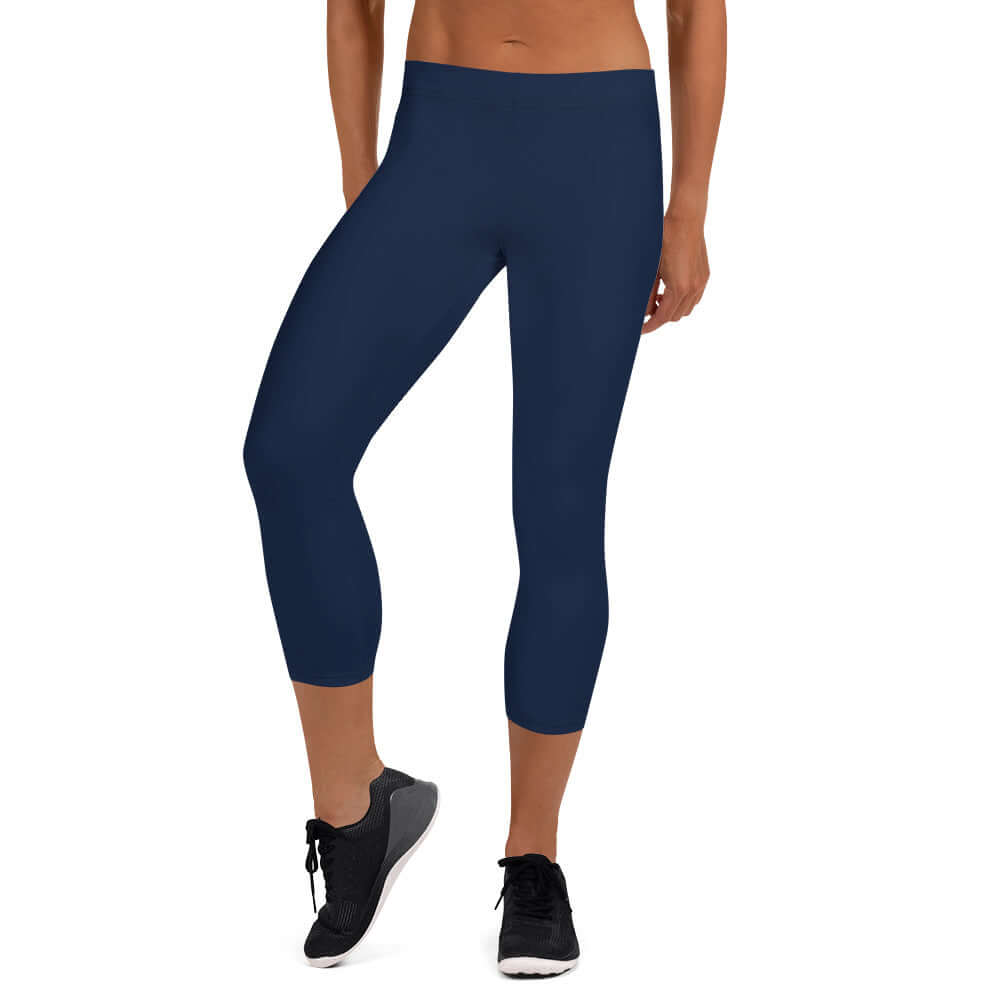 Woman wearing Capri-Leggings N°0 in navy blue, featuring four-way stretch and UV protection, made from soft microfiber fabric.