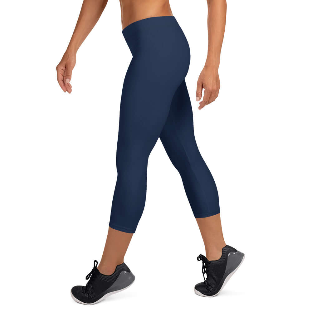 Woman wearing Capri-Leggings N°0, super soft and comfortable with UV protection, four-way stretch, made of microfiber yarn in navy blue.