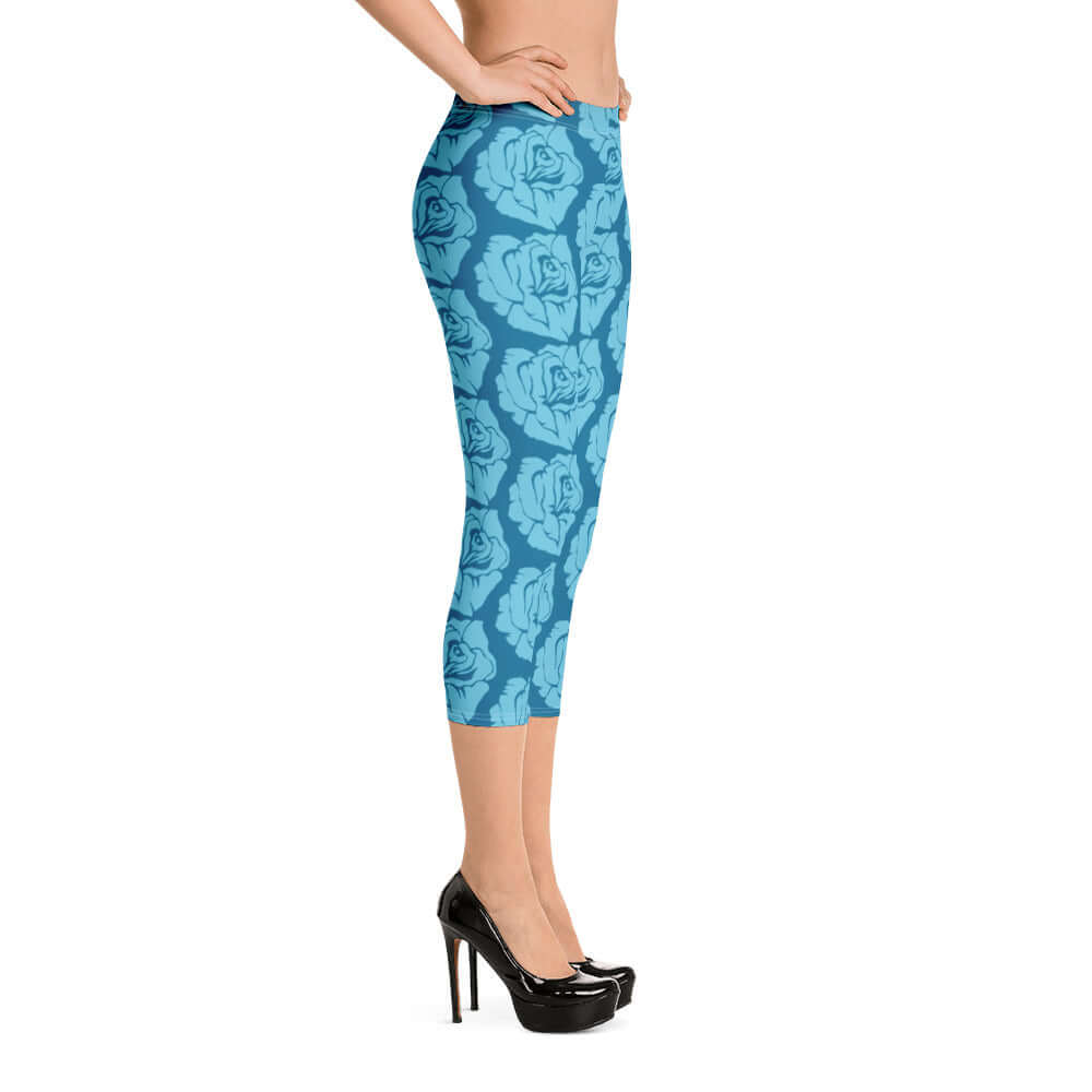 Side view of model wearing blue floral Capri-Leggings N°2, featuring four-way stretch and UV protection.