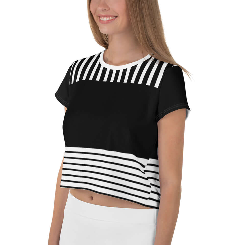 Woman wearing Allover-Crop-T-Shirt N°1 with black and white striped design, made of 95% polyester, 4% elastan, four-way stretch fabric.