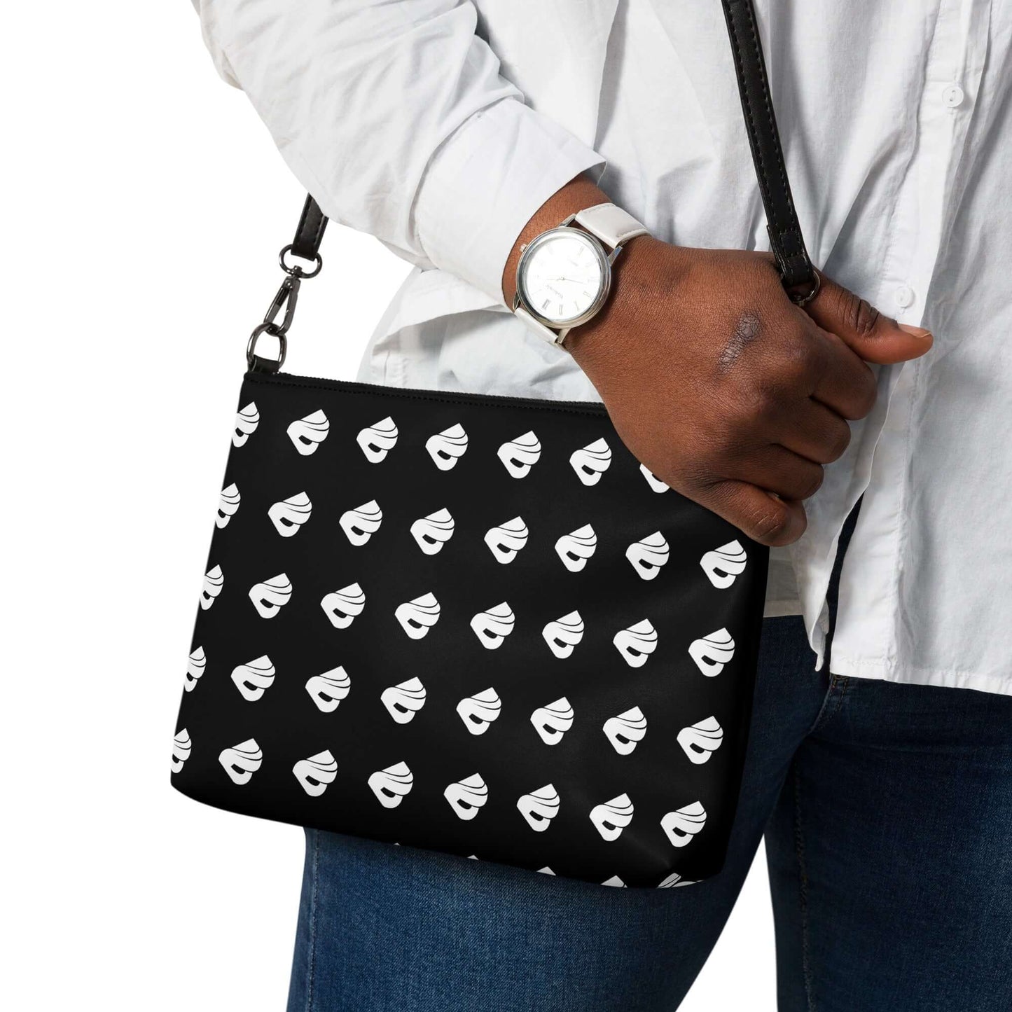 Person wearing stylish Umhängetasche N°0 with black and white pattern, showcasing its versatility and design.