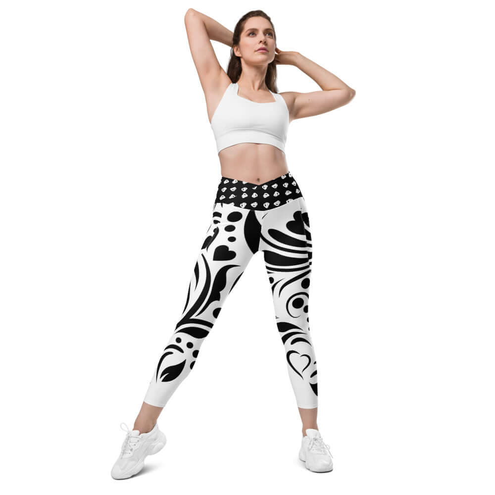 Model wearing V-Bund-Leggings mit Taschen N°0, stylish printed leggings with pockets for optimal workout convenience.