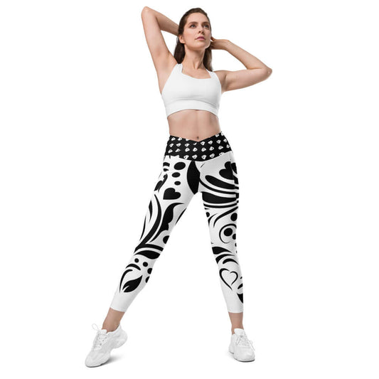 Model wearing V-Bund-Leggings mit Taschen N°0, stylish printed leggings with pockets for optimal workout convenience.