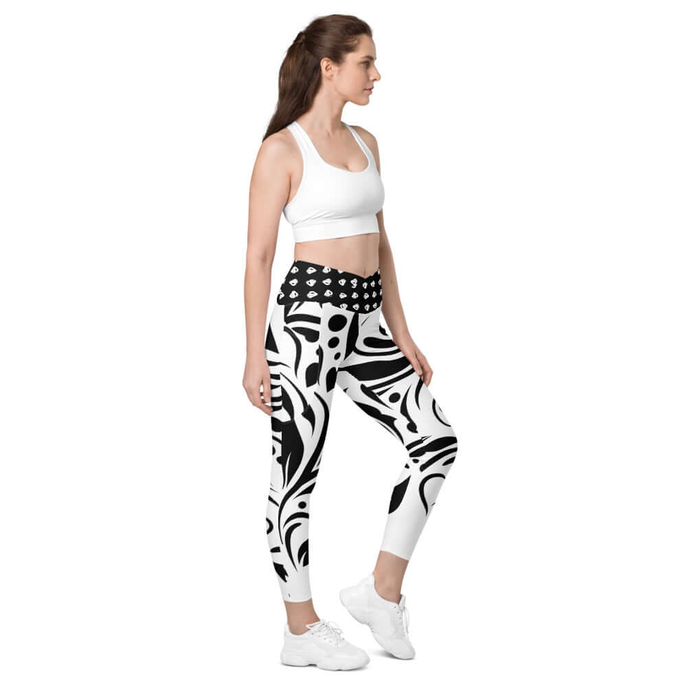 Woman wearing V-Bund-Leggings mit Taschen N°0 in black and white print, showcasing side pockets and flattering design.