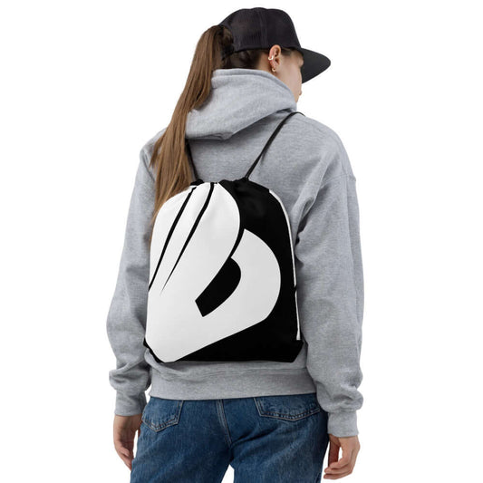 Woman wearing a Kordelzug-Beutel N°0 with dynamic print and sporty style, ideal for gym use, shown from the back.