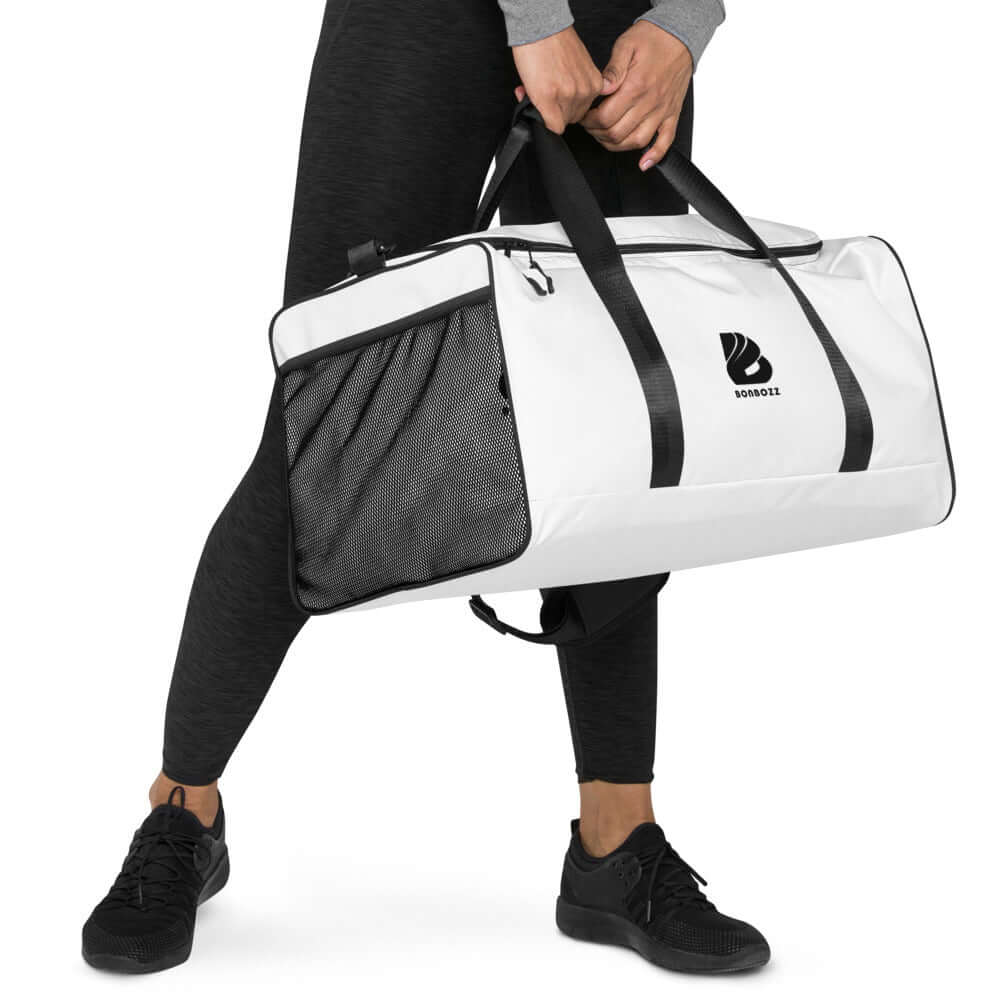 Alt Tag: Person carrying white Weekender N°5 with adjustable shoulder straps and side mesh pockets, ideal for travel and gym use.