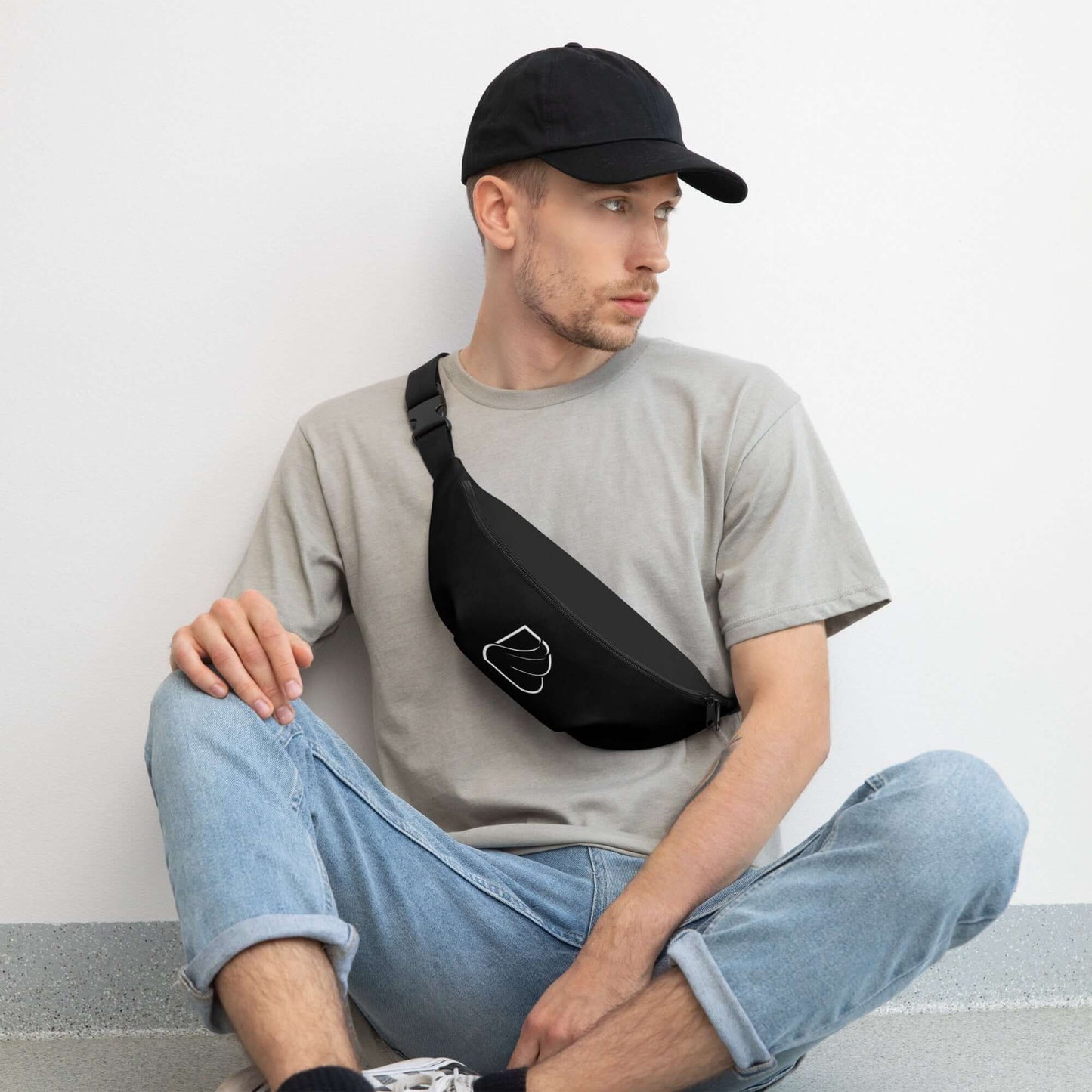 Gürteltasche N°24 auf einem Mann, ideal für Reisen und Festivals, mit Innentasche und verstellbarem Riemen, 100 % Polyester.