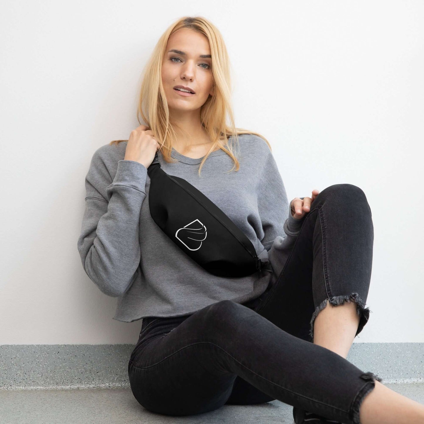 Woman wearing Gürteltasche N°24 with adjustable strap, ideal for festivals and travel.