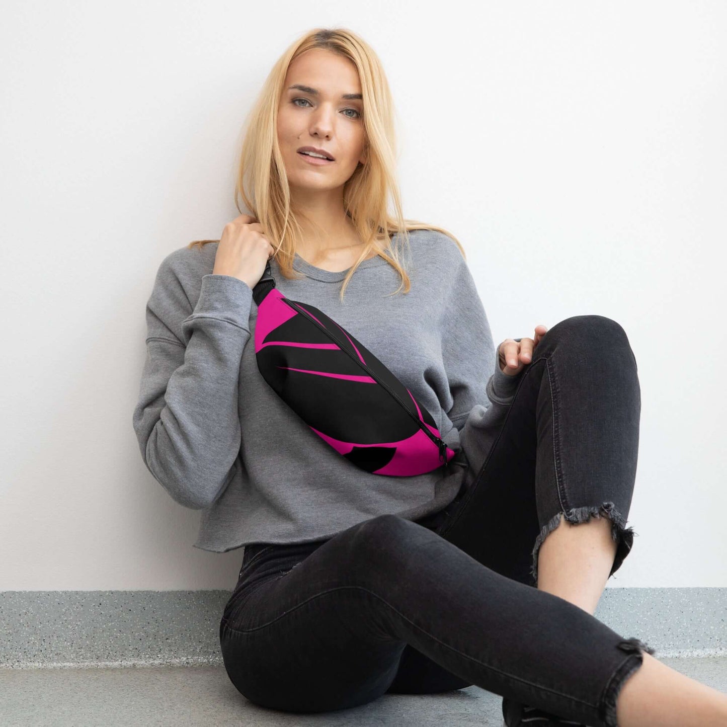 Woman wearing Gürteltasche N°25, an adjustable, stylish belt bag perfect for travel and festivals, in black and pink design.
