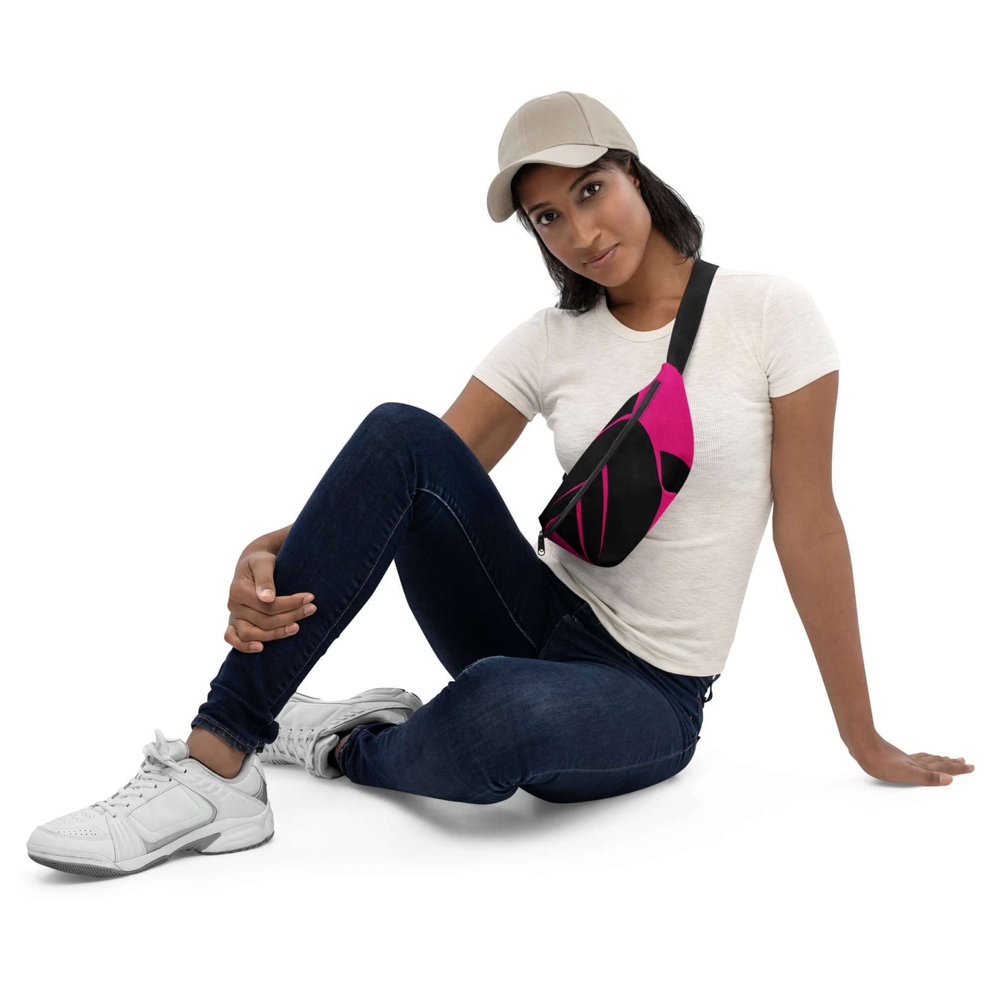 Woman wearing Gürteltasche N°25, seated casually in jeans and a cap.