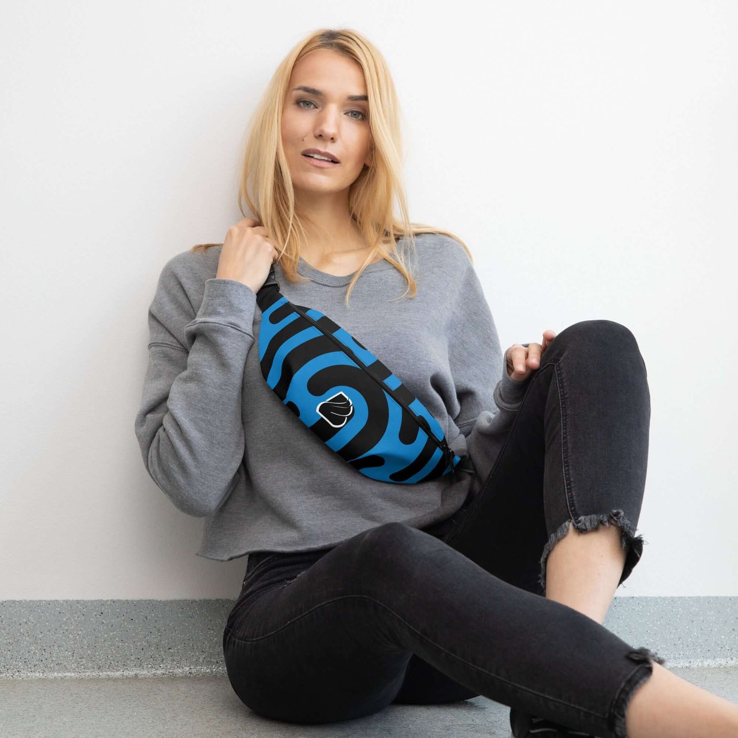 Modische Gürteltasche N°27 in Blau, getragen von einer Frau in einem grauen Sweatshirt, ideal für Festivals und Reisen.