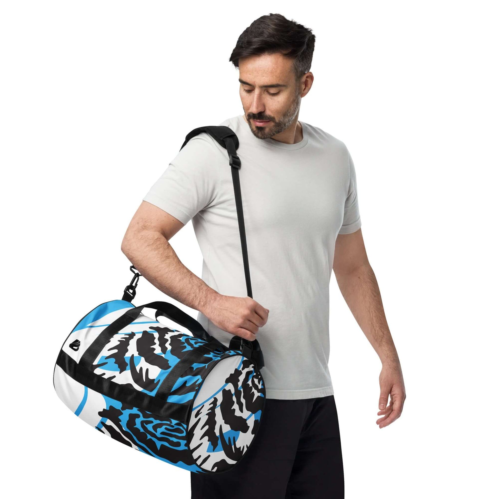 Man carrying Allover-Print-Sporttasche N°4 with vibrant design and adjustable strap, ideal for fitness and durable use.