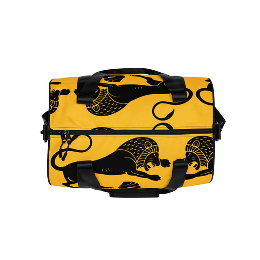 Allover-Print-Sporttasche N°1 in yellow with black lion design, waterproof and durable, featuring extra pockets for fitness activities.