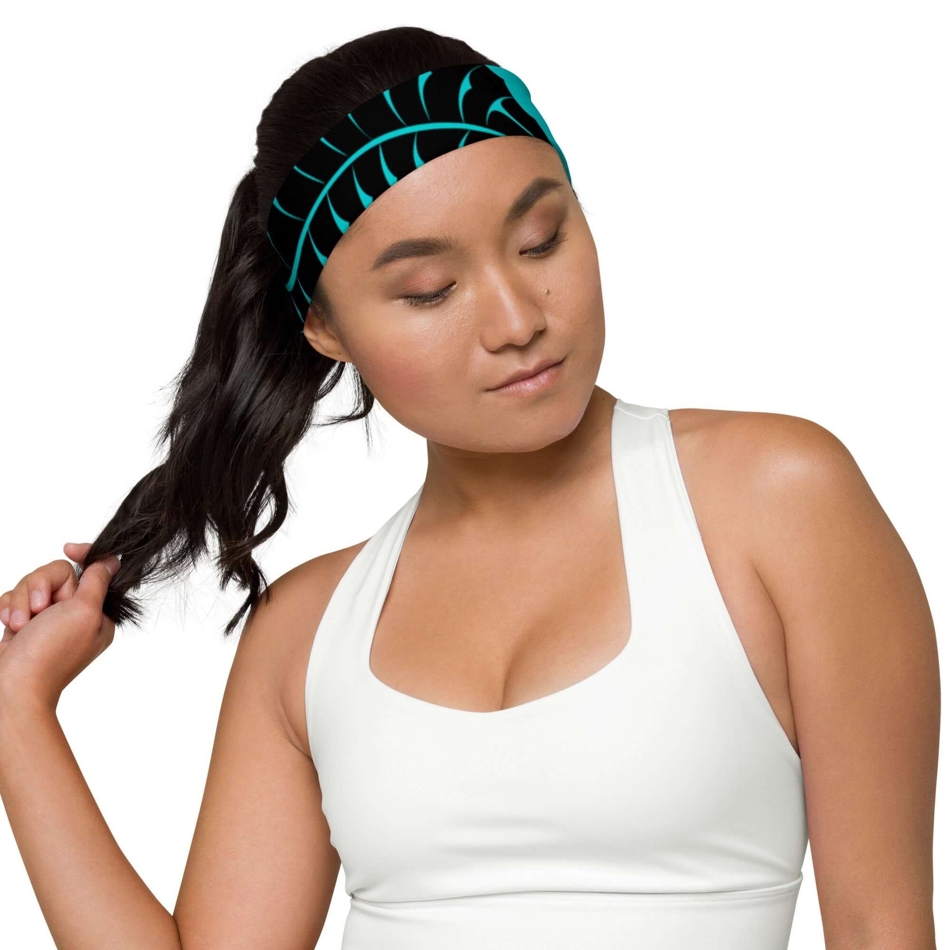 Woman wearing Stirnband N°1, stretchy and stylish headband perfect for workouts and Friday evening fashion, polyester and elastane blend.