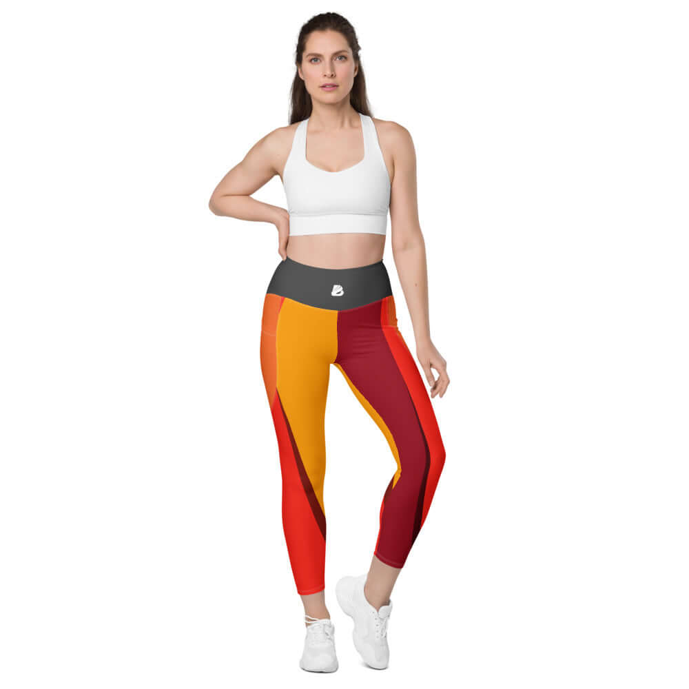Woman wearing colorful Leggings mit Taschen N°0, featuring high-waisted design and two side pockets, ideal for workouts and city strolls.