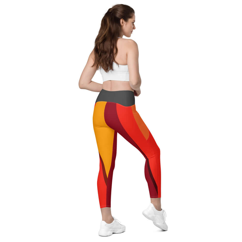 Frau in "Leggings mit Taschen N°0" beim Spaziergang, buntes Design, hoher Bund, seitliche Taschen, ideal für Sport und Freizeit.