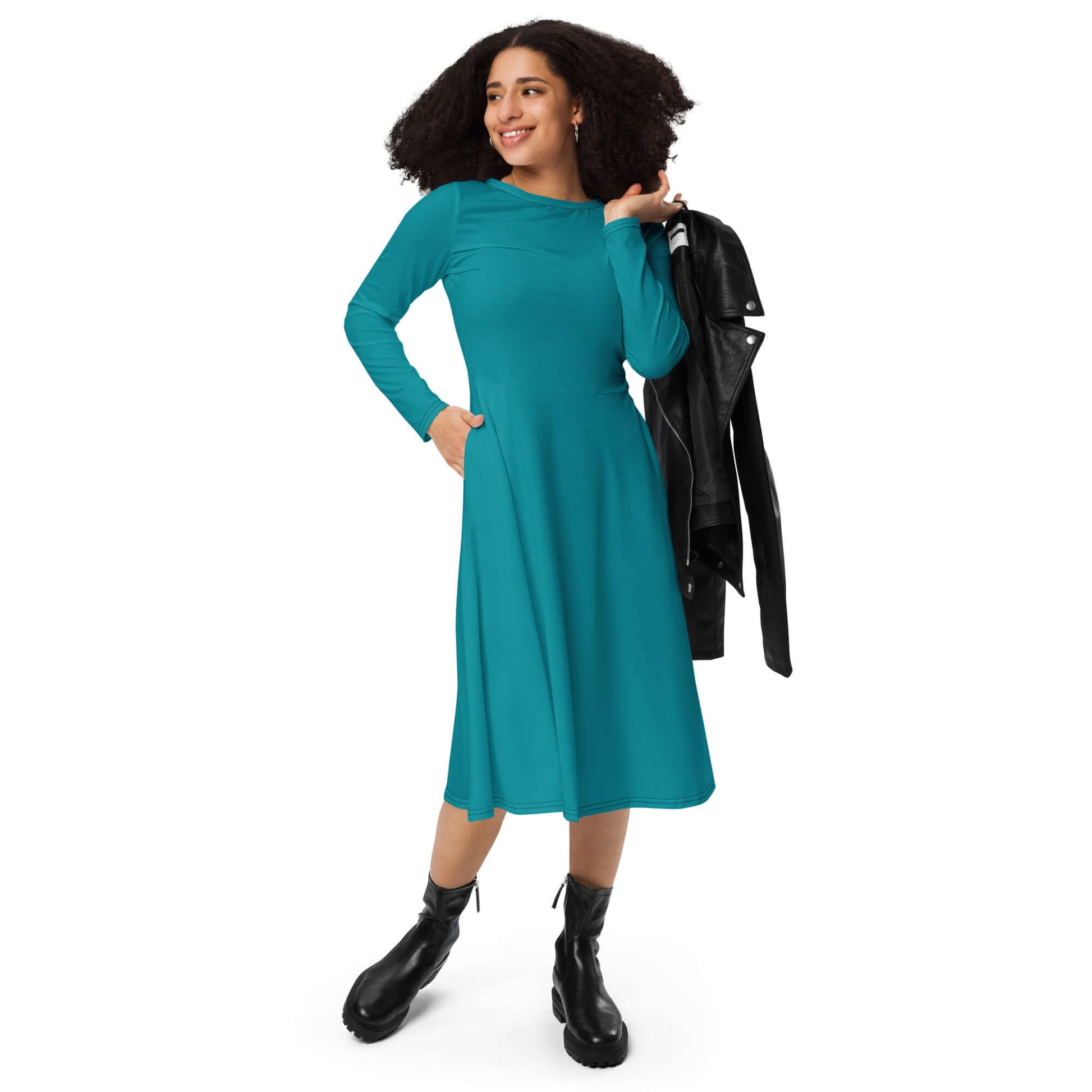 Langärmliges Midikleid mit Allover-Druck N°3, Modell in blauem Kleid mit Taschen und schwarzer Jacke, femininer Schnitt