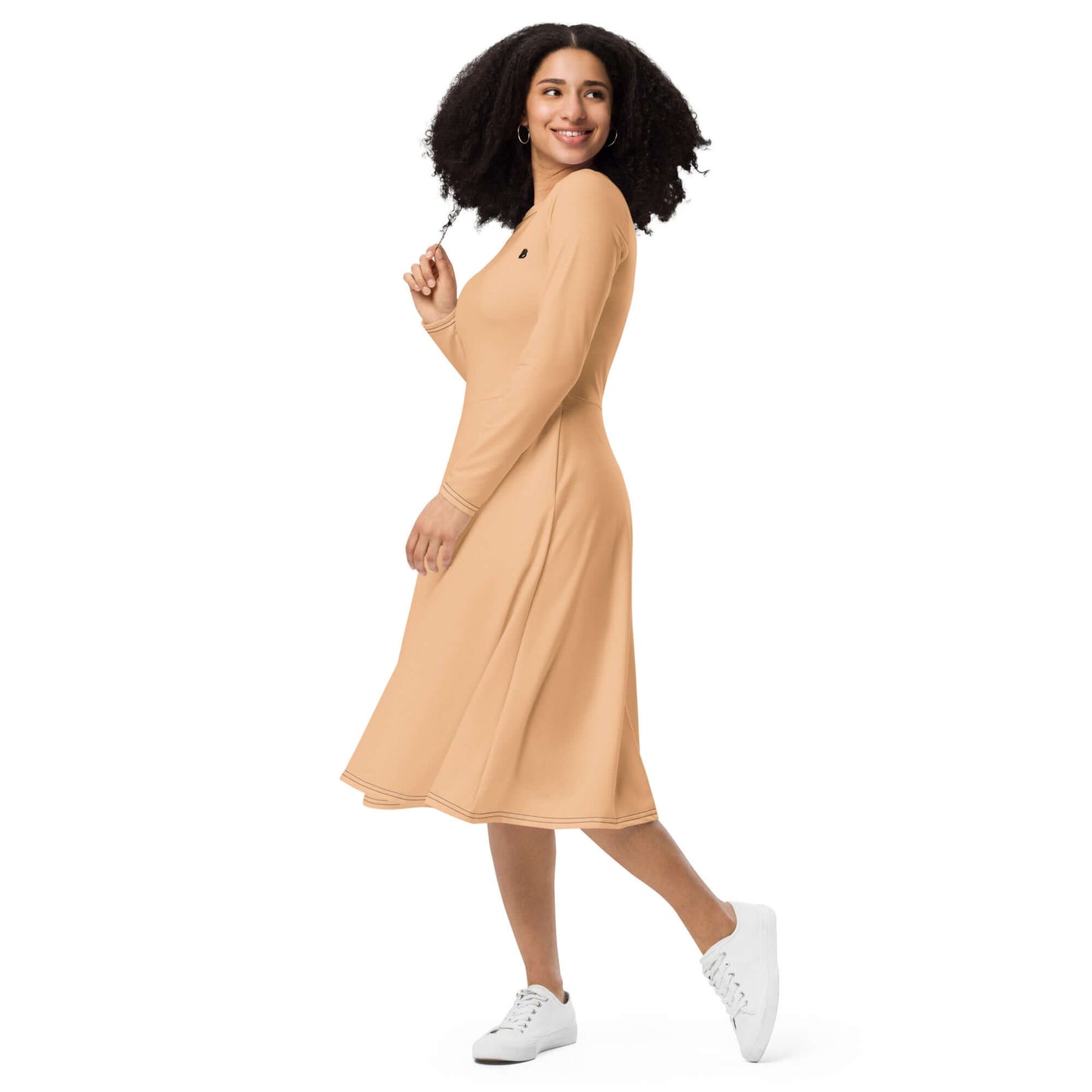 Langärmliges Midikleid mit Allover-Druck N°0 in Beige, lässig getragen von einer Frau, Komfort und Stil vereint in diesem Midikleid.