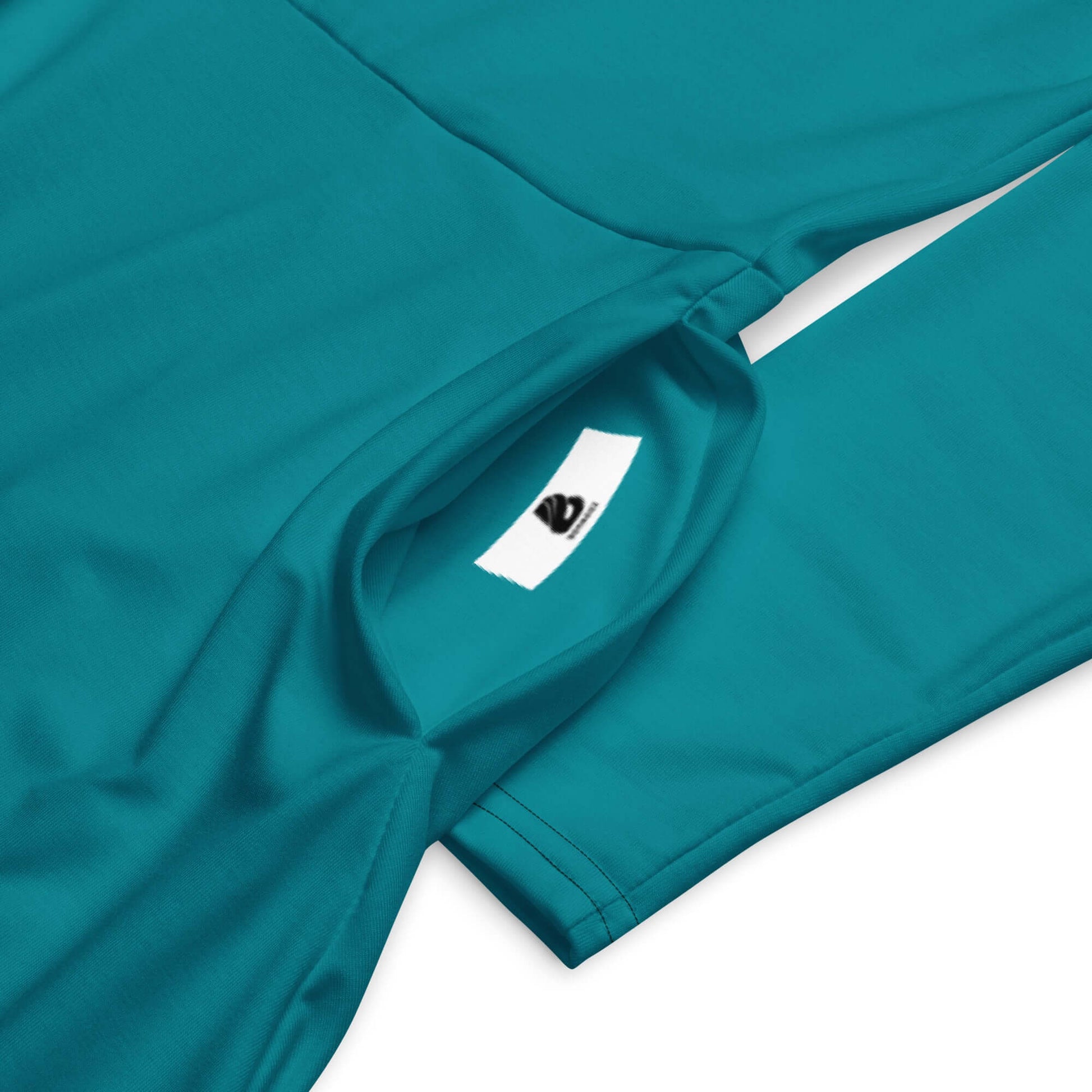 Langärmliges Midikleid mit Allover-Druck N°3 in Türkis zeigt versteckte Tasche, betont Komfort und Stil.