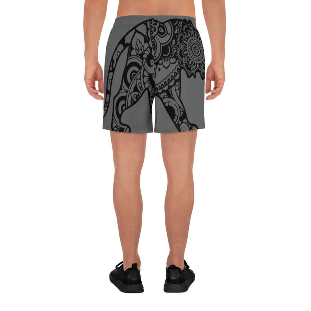 Mann trägt Lange Allover-Sport-Shorts für Herren N°2 in Schwarz-Weiß-Design, Rückansicht