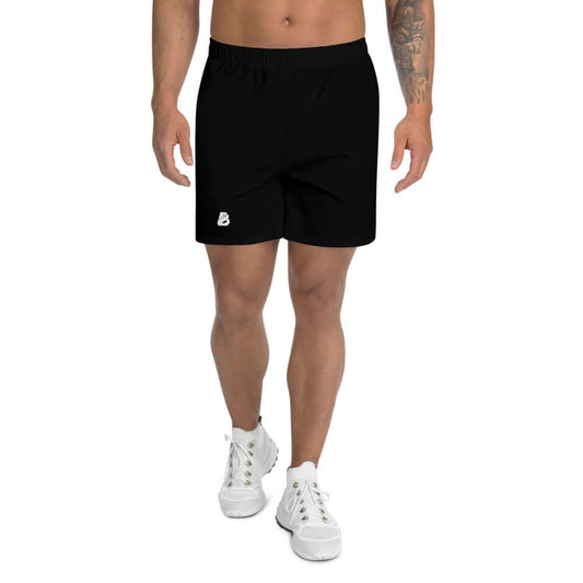 Mann trägt Lange Allover-Sport-Shorts für Herren N°1 in Schwarz, ideal zum Laufen und Schwimmen, komfortabel mit Vier-Wege-Stretch