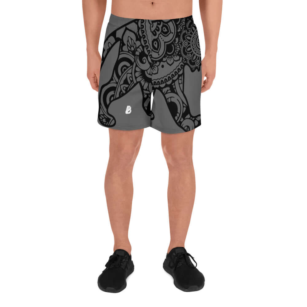 Model wearing Lange Allover-Sport-Shorts für Herren N°2 with black sneakers, featuring intricate black and gray design.