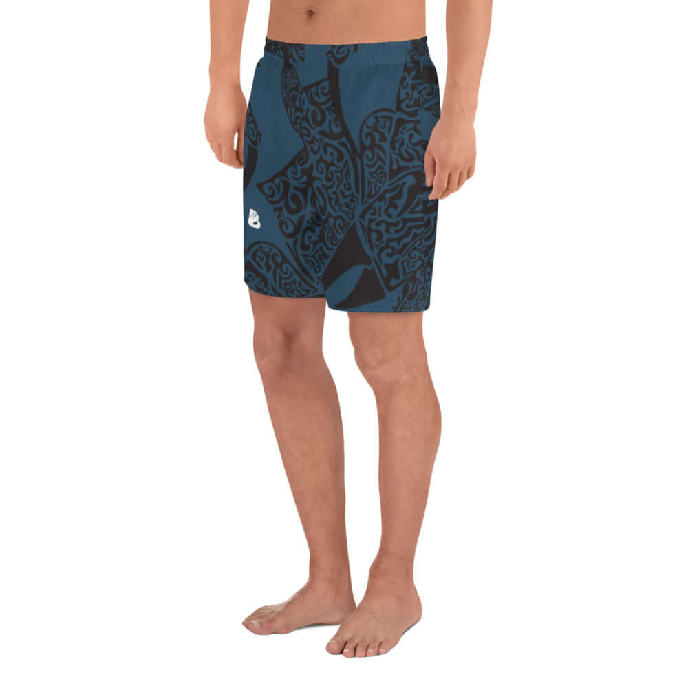 Man wearing Lange Allover-Sport-Shorts für Herren N°3, showcasing blue and black pattern, perfect for fitness and versatile sports use.