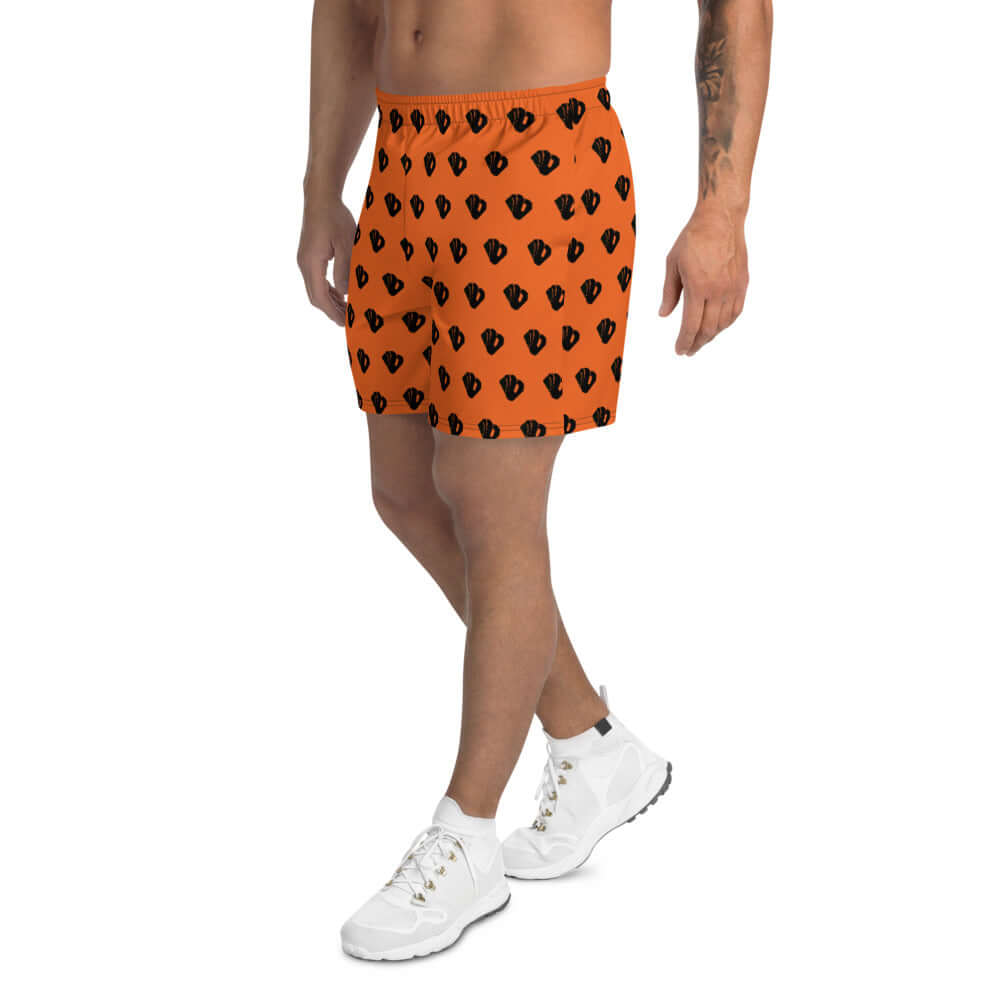 Lange Allover-Sport-Shorts für Herren N°4, orangefarbene Sportshorts mit schwarzem Muster, ideal zum Laufen und Fitness im Sommer.