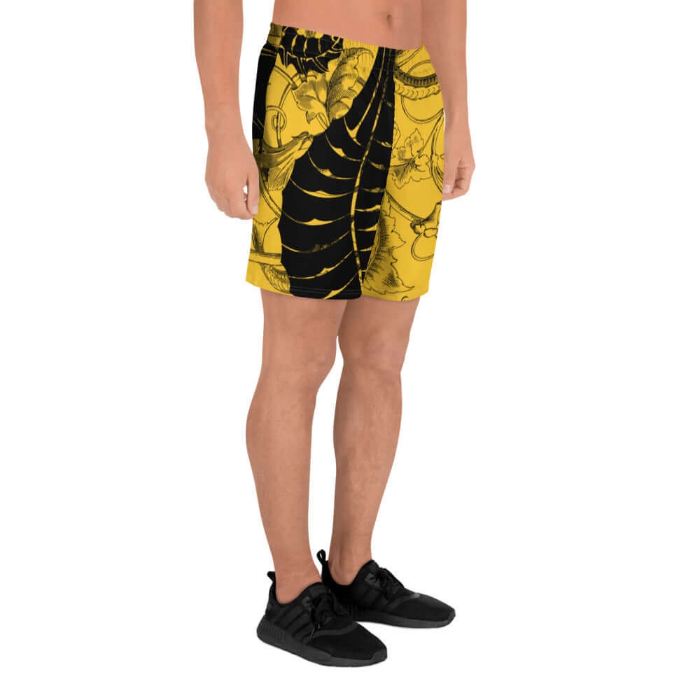 Men wearing Lange Sport-Shorts für Herren N°0, featuring a yellow and black pattern, ideal for running, swimming, or weightlifting.