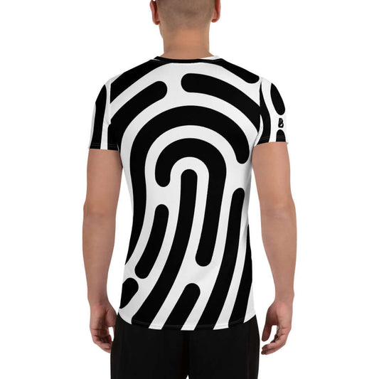 Hinteransicht des Allover-Sport-T-Shirt für Herren N°1 mit schwarz-weißem Design, ideal für Workouts mit Feuchtigkeitsregulierung.