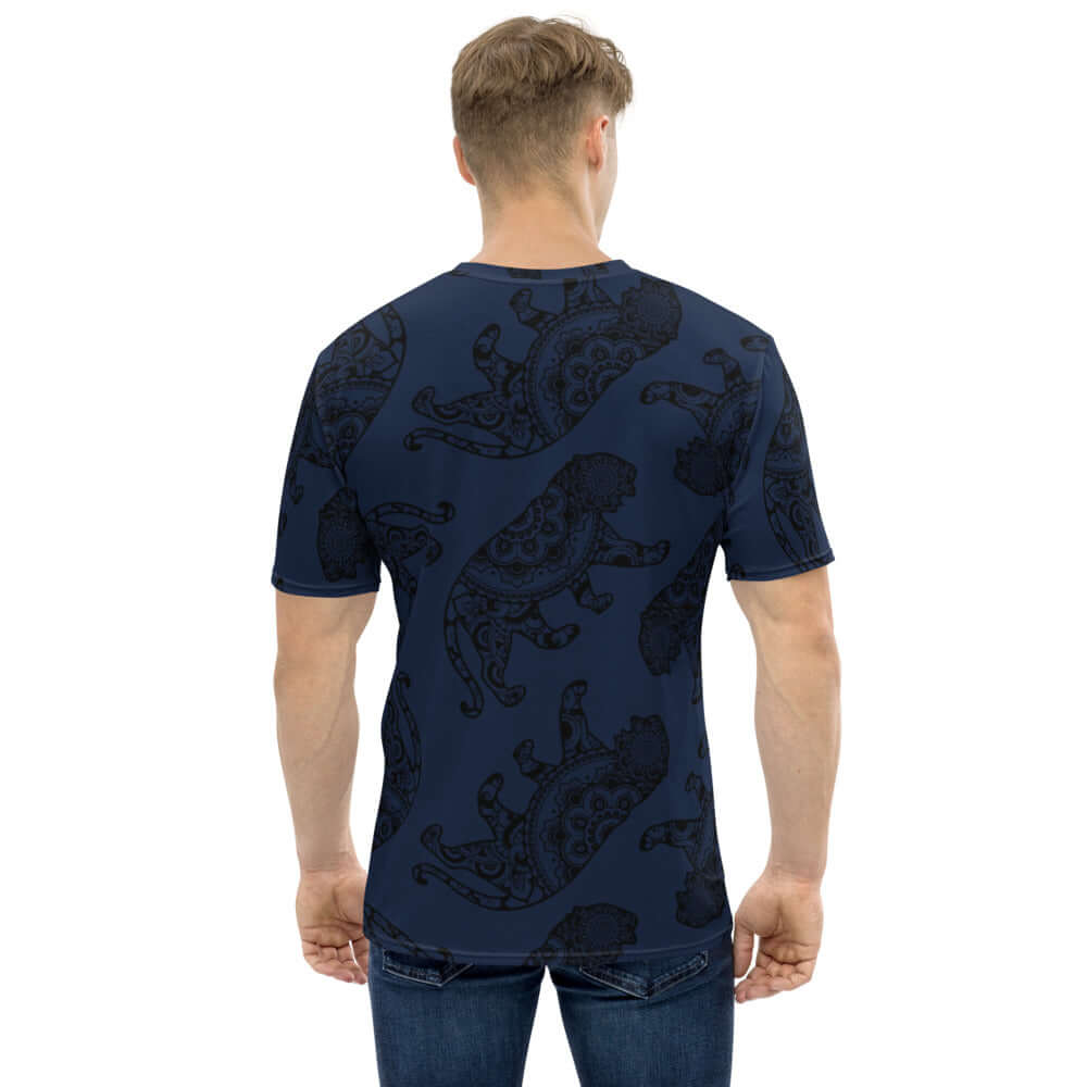 Back view of model wearing Herren-T-Shirt N°4, featuring navy blue design with intricate patterns, showcasing four-way stretch fabric.