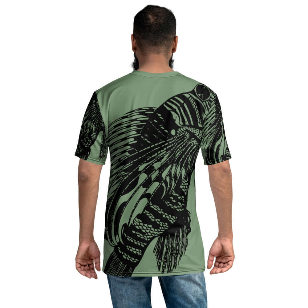 Back view of Herren-T-Shirt N°7 in green with artistic black graphic design, showcasing four-way stretch and comfortable fit.