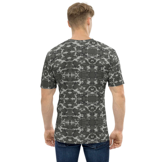 Back view of a man wearing Herren-T-Shirt N°17, featuring a patterned design, showcasing the shirt's four-way stretch and comfortable fit.