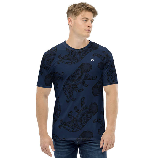 Model wearing Herren-T-Shirt N°4, featuring a blue patterned design. Super glatt, bequem, made from cotton-polyester jersey.