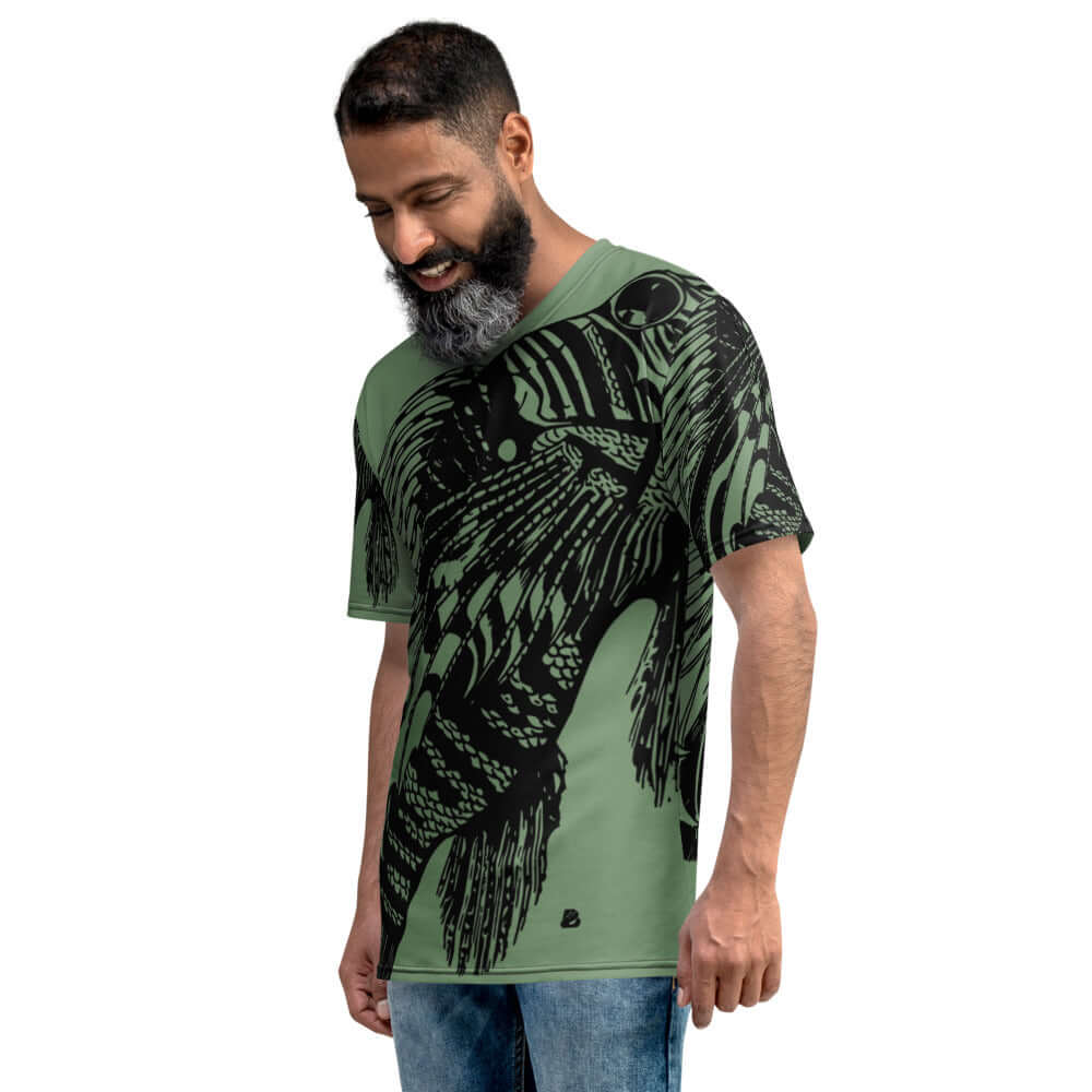 Man wearing Herren-T-Shirt N°7 in green with artistic print, showcasing smooth, comfortable style with four-way stretch fabric.