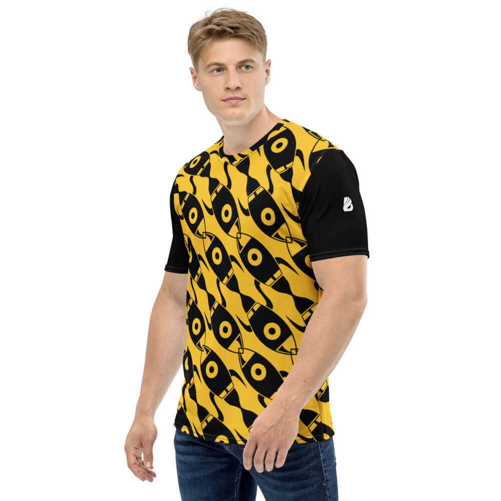 Herren-T-Shirt N°15 in black and yellow pattern, premium knit jersey with four-way stretch, worn by a man expressing comfort and style.
