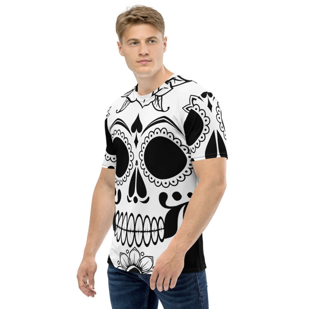 Mann trägt Herren-T-Shirt N°18 mit Totenkopf-Design, super bequem und dehnbar aus Baumwoll-Polyester-Jersey.