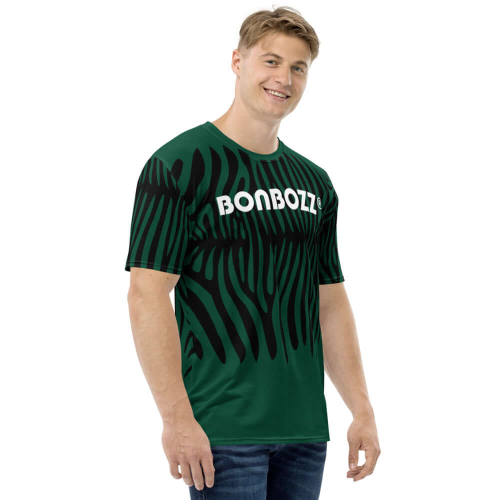 Herren-T-Shirt N°1 in green with zebra stripes, premium knit jersey, and four-way stretch, worn by a smiling man.