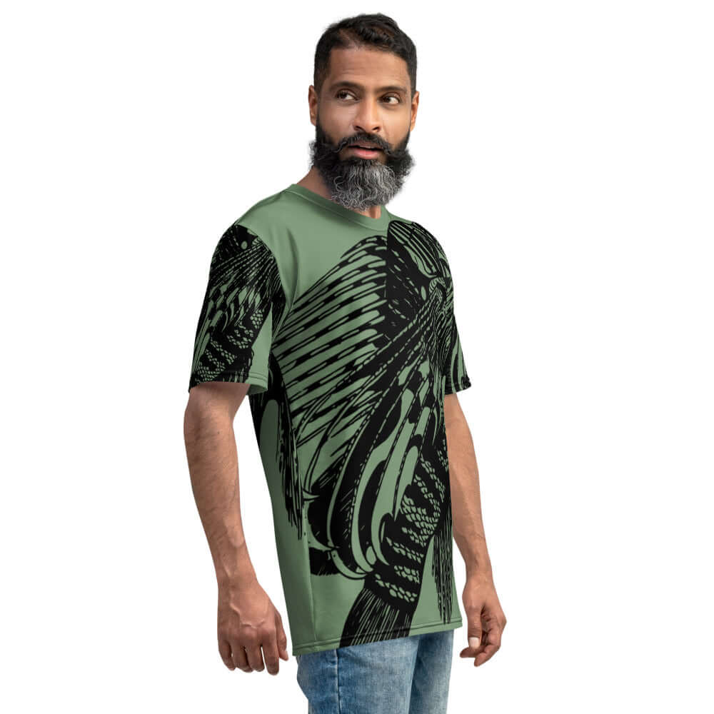 Alt Tag: Herren-T-Shirt N°7 in grün mit auffälligem Design, perfekt für bequeme und stilvolle Outfits, aus Baumwoll-Polyester-Jersey.