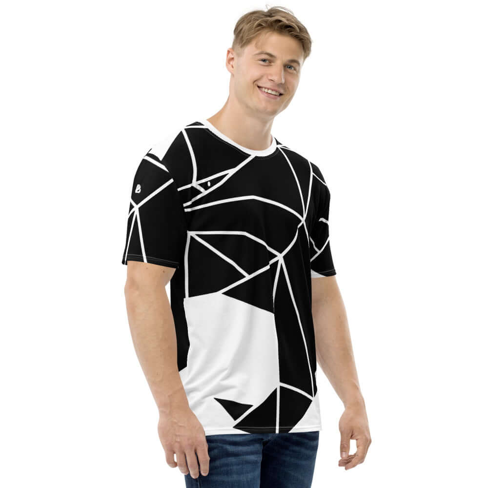 Model wearing Herren-T-Shirt N°10, displaying bold black and white geometric design, super bequem and stretchy fit.