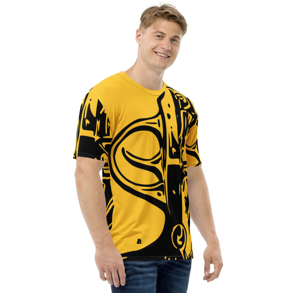 Herren-T-Shirt N°11 in vibrant yellow and black design, featuring comfortable four-way stretch fabric, worn by a smiling model.
