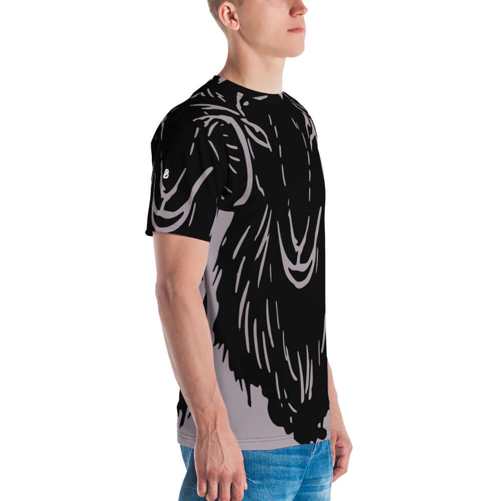 Man wearing Herren-T-Shirt N°19, featuring black and grey abstract design, made from premium knit fabric
