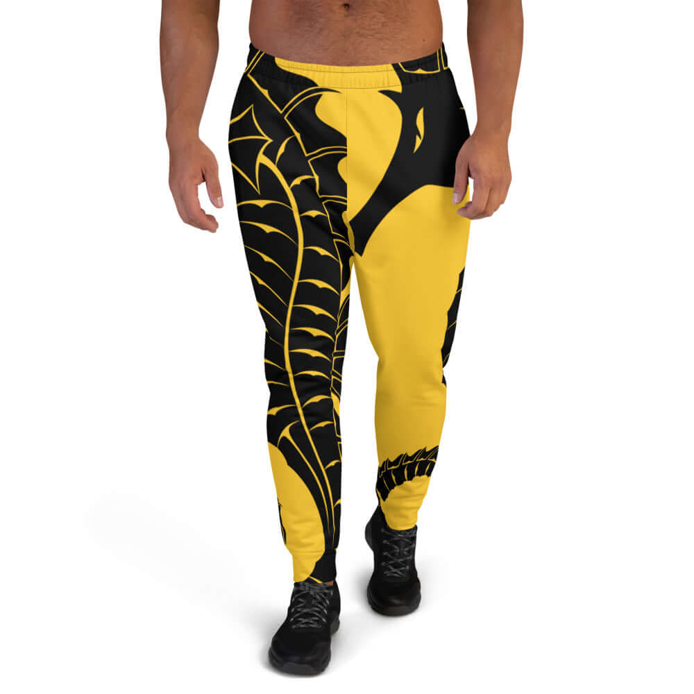 Mann trägt Herren-Jogginghose N°2 mit gelben und schwarzen Mustern, aus Baumwollmischung, ideal für Joggen und Entspannen.