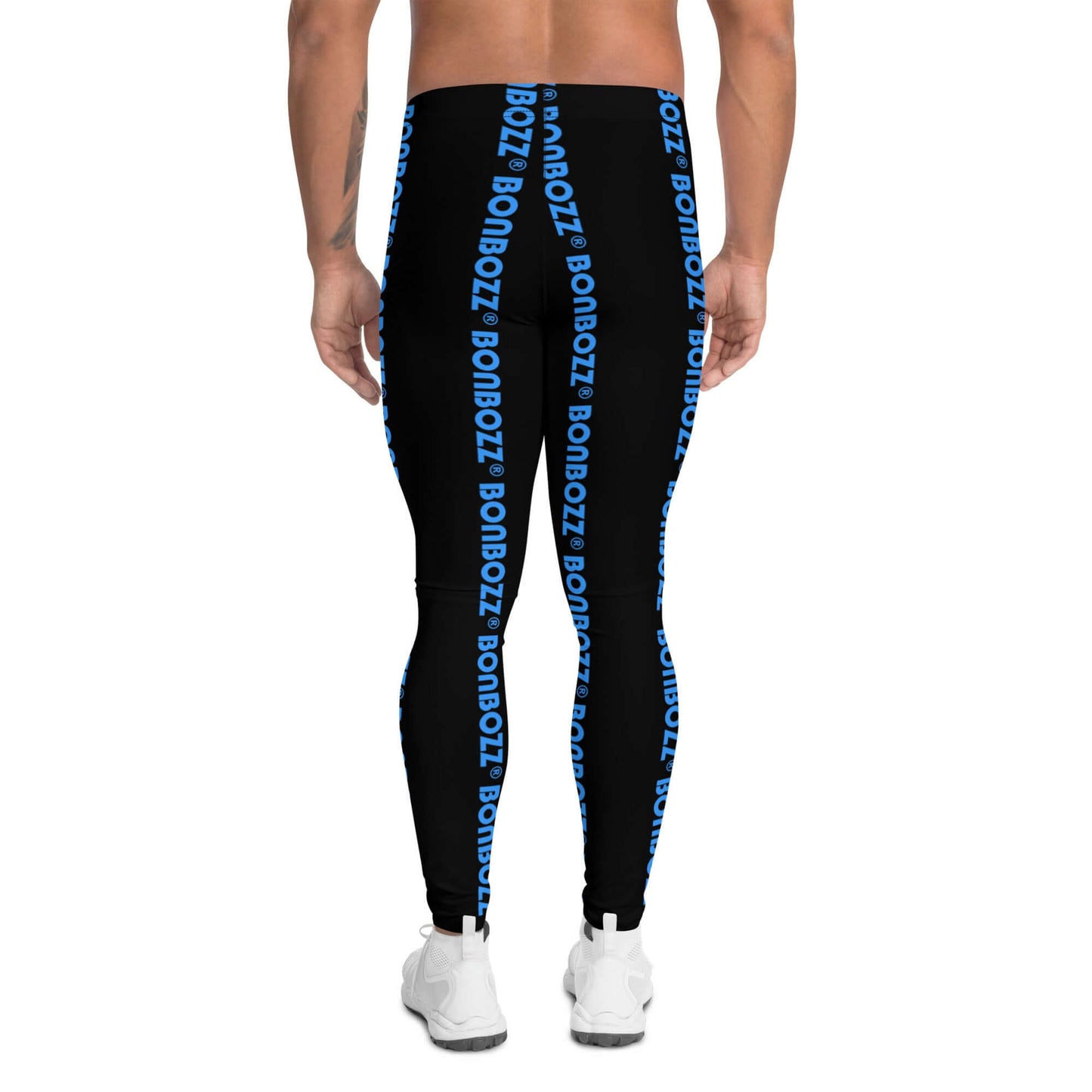 Rückansicht von Herren-Leggings N°4 mit blauem Schriftzug auf schwarzem Stoff, ideal für Sport und Freizeit.