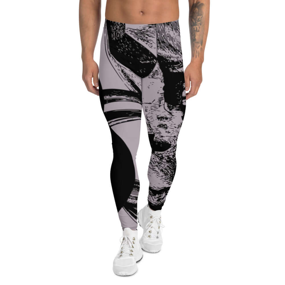 Man wearing Herren-Leggings N°1 in black and grey abstract pattern, ideal for versatile athletic activities, showcasing flexible fit.