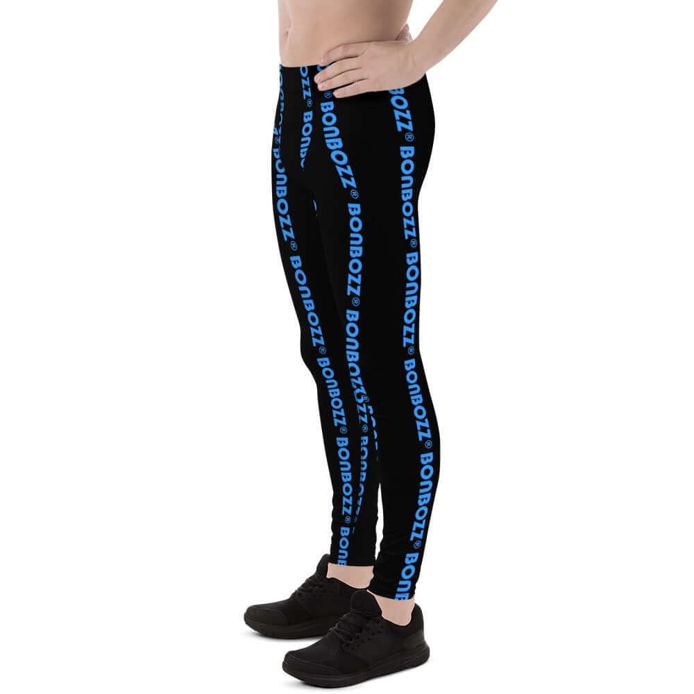 Herren-Leggings N°4 in black with blue lettering, side view; ideal for diverse workouts with soft, stretchy fabric.