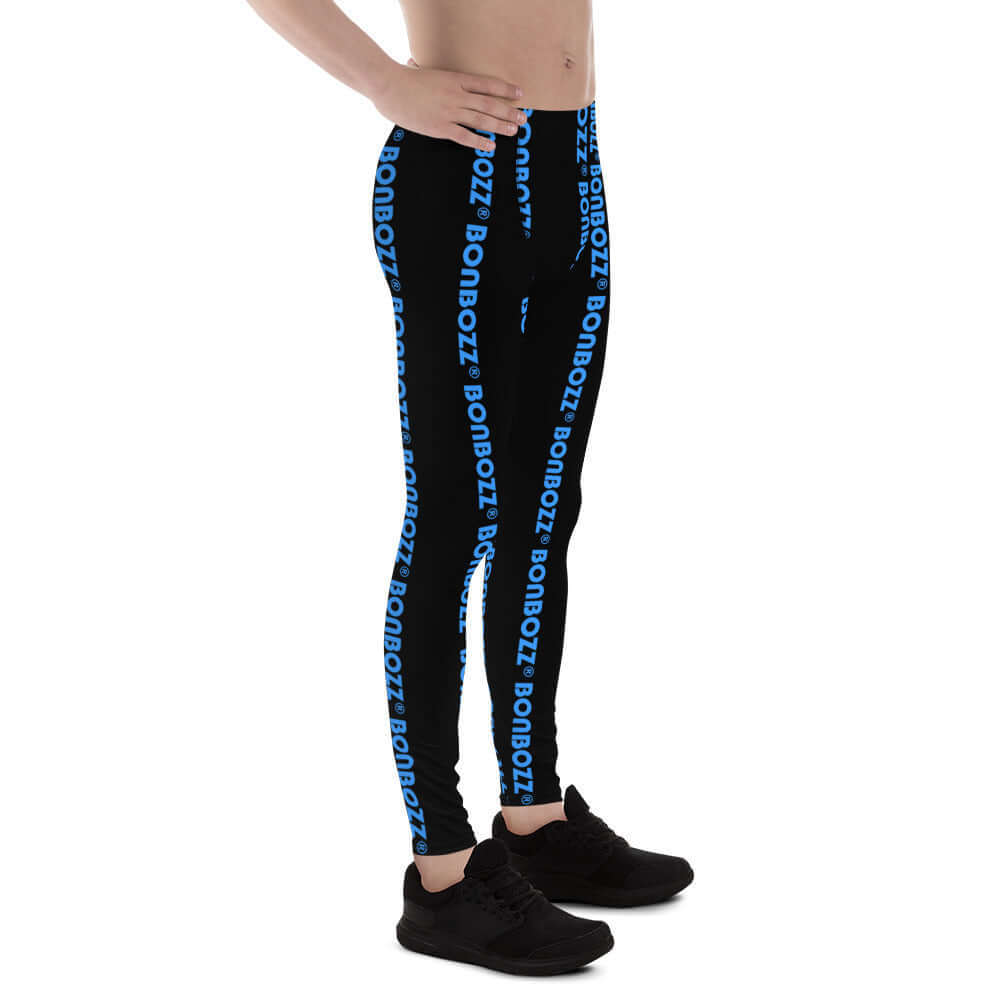Man wearing black Herren-Leggings N°4 with blue text pattern, showing side view perfect for workout or casual wear.