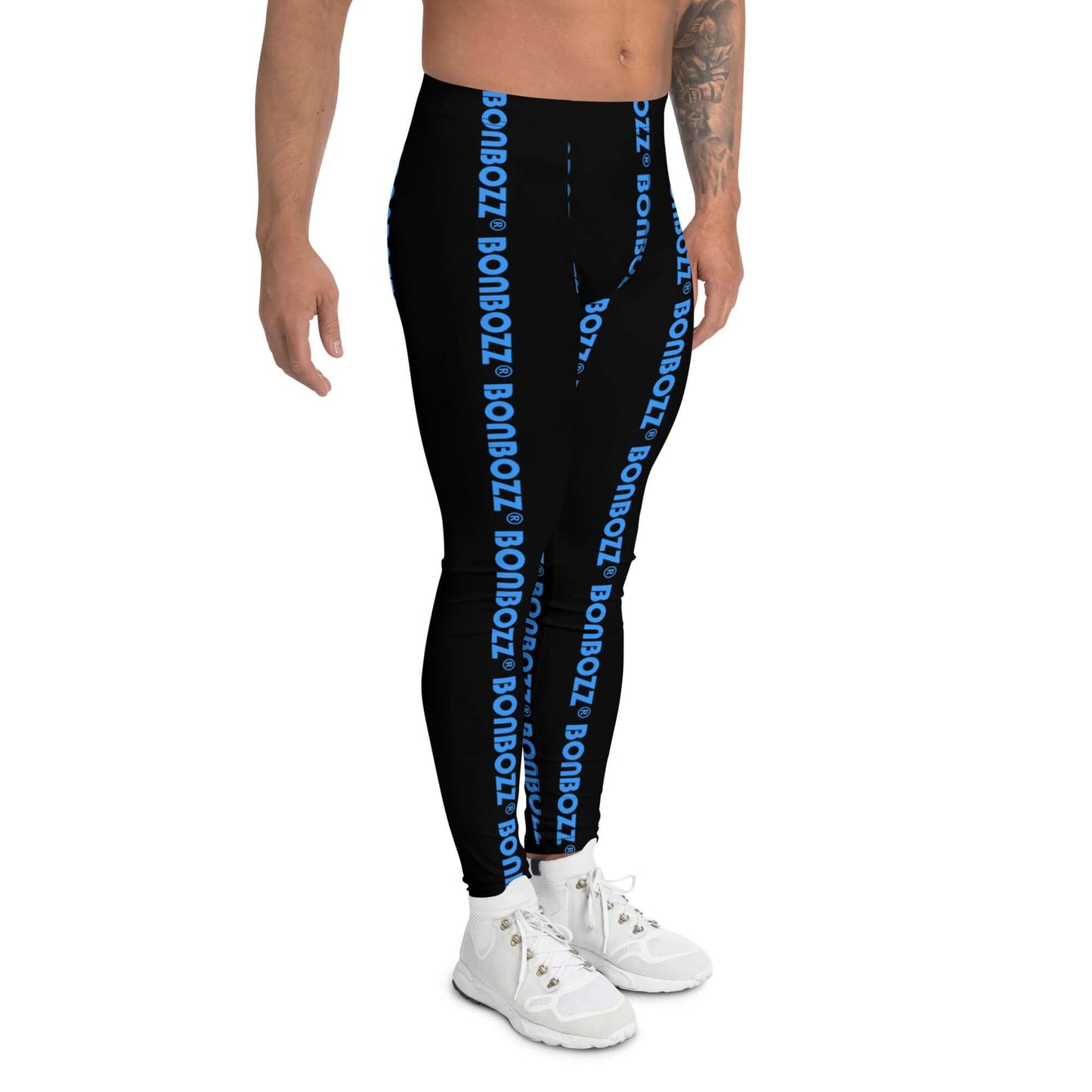 Model wearing Herren-Leggings N°4 in black with blue letters, perfect for workouts with four-way stretch and soft material.