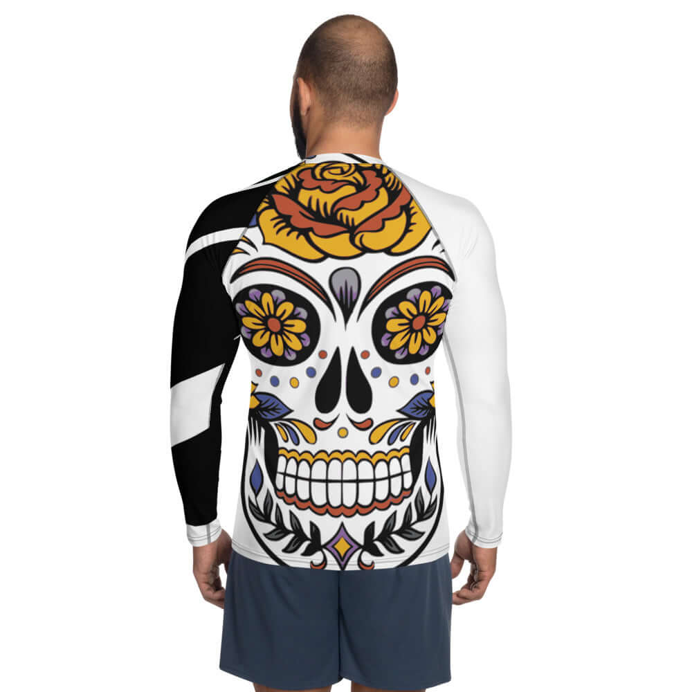 Herren-Rash-Guard N°1 with colorful skull design on back, long sleeves, ergonomic seams, perfect for sports and sun protection.