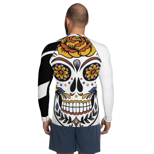 Herren-Rash-Guard N°1 with colorful skull design on back, long sleeves, ergonomic seams, perfect for sports and sun protection.